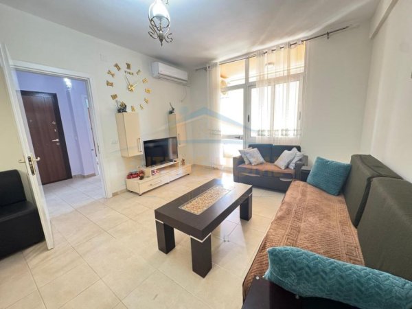 Tirane, jepet me qera apartament 1+1 Kati 7, 75 m² 400 € (kompleksin Fratari, Unaza e Re)