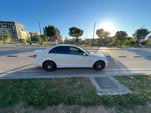 Tirane, shitet makine MERCEDES BENZ. C CLAS W204 2010 Nafte, e bardhë manuale Klima 215 km 6.500 €