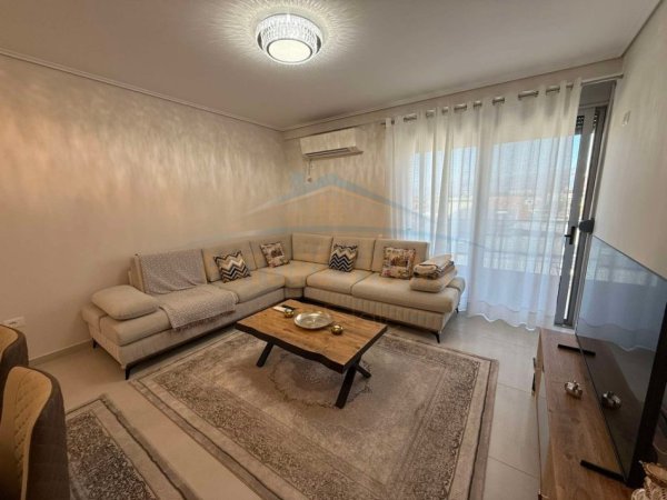Tirane, jepet me qera apartament 2+1 Kati 2, 100 m² 450 € 