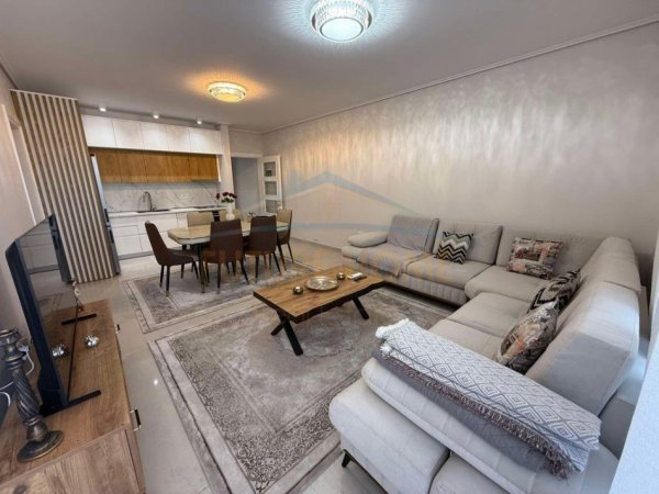 Tirane, jepet me qera apartament 2+1 Kati 2, 100 m² 450 € 