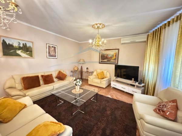 Qera, Apartament 2+1, Piazza Qender, Tiranë.