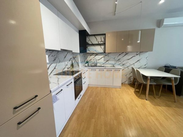 Tirane, jepet me qera apartament 2+1 Kati 3, 90 m² 750 € 