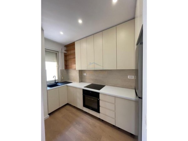 Tirane, jepet me qera apartament 3+1 Kati 2, 116 m² 1.000 € 