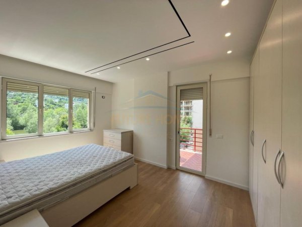 Tirane, jepet me qera apartament 3+1 Kati 2, 116 m² 1.000 € 
