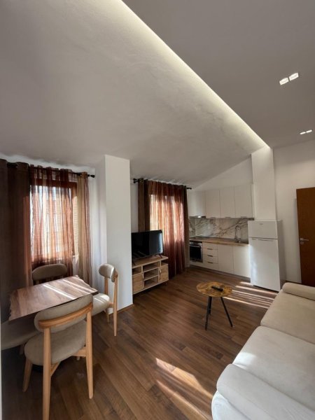 Tirane, jepet me qera apartament 1+1+Ballkon Kati 7, 60 m² 500 € (Supermarket Aldi , Fondacioni Eleonor)