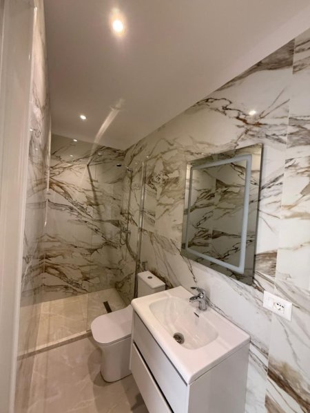 Tirane, jepet me qera apartament 1+1+Ballkon Kati 7, 60 m² 500 € (Supermarket Aldi , Fondacioni Eleonor)