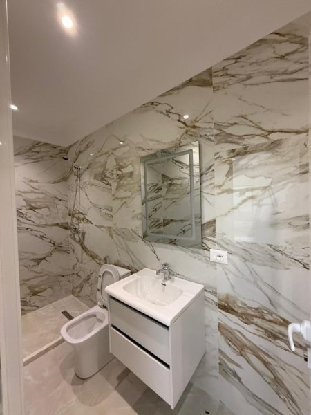 Tirane, jepet me qera apartament 1+1+Ballkon Kati 7, 60 m² 500 € (Supermarket Aldi , Fondacioni Eleonor)