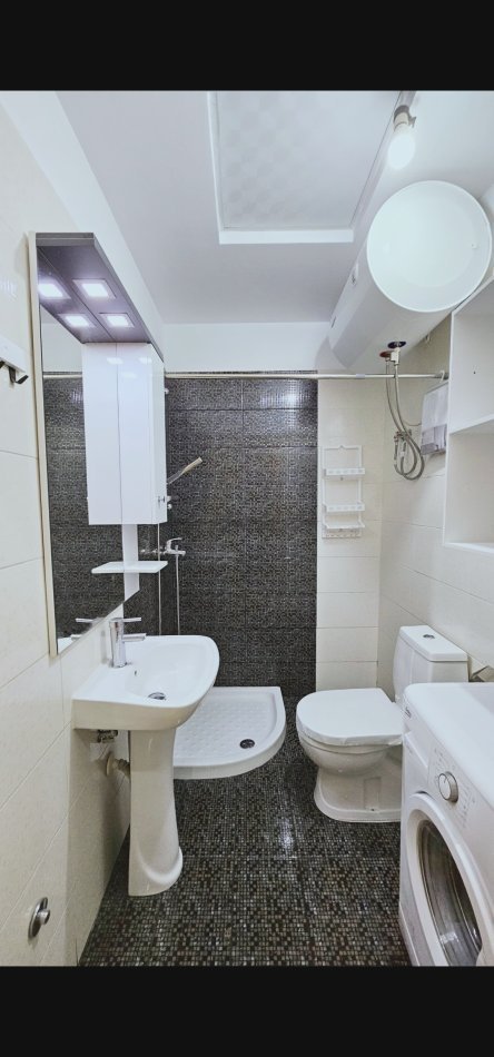 Tirane, jepet me qera apartament 1+1+Ballkon Kati 2, 70 m² 450 € (Liqeni i Thate , rruga Hamdi Sina)