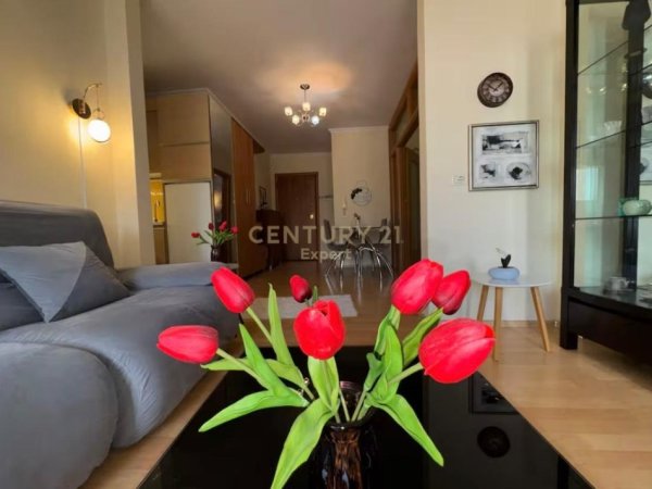 Tirane, jepet me qera apartament 2+1 Kati 5, 63 m² 650 € (Rruga e Barrikadave)