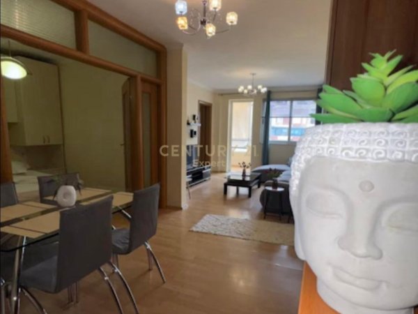 Tirane, jepet me qera apartament 2+1 Kati 5, 63 m² 650 € (Rruga e Barrikadave)