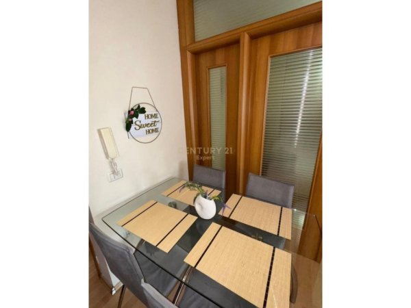 Tirane, jepet me qera apartament 2+1 Kati 5, 63 m² 650 € (Rruga e Barrikadave)