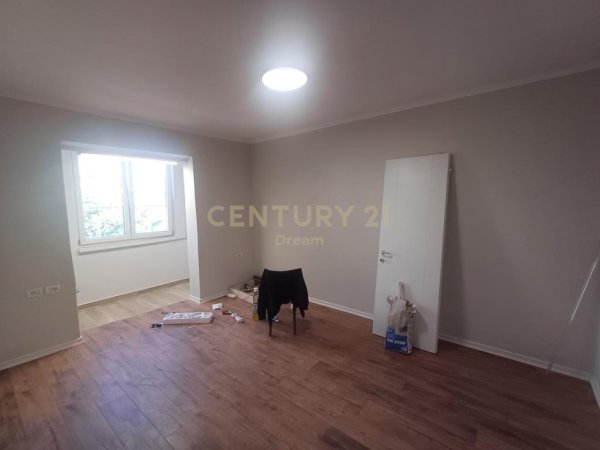 Tirane, shitet apartament 1+1 Kati 5, 40 m² 78.000 € (Medreseja)