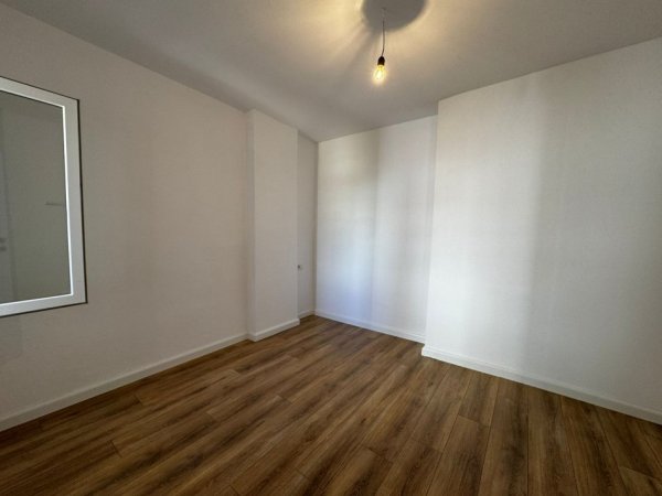 Tirane, shitet apartament 1+1 Kati 5, 44 m² 106.000 € (Mozaiku pran Ring Center)