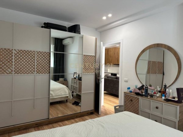 Tirane, shitet apartament 1+1 Kati 3, 80 m² 180.000 € (Pavarotti)