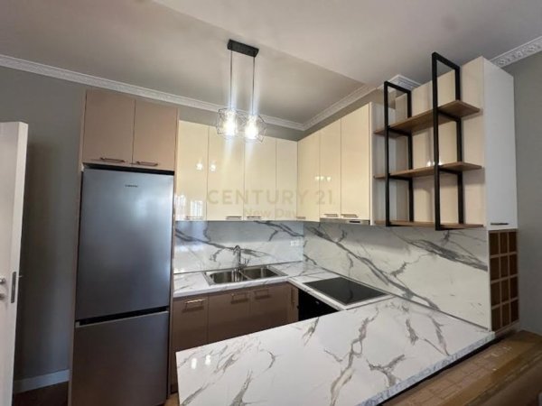 Tirane, jepet me qera apartament 2+1 Kati 4, 105 m² 1.000 € 