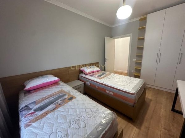 Tirane, jepet me qera apartament 2+1 Kati 4, 105 m² 1.000 € 