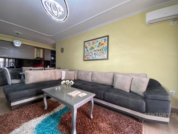 Tirane, jepet me qera apartament 1+1 Kati 2, 80 m² 800 € 