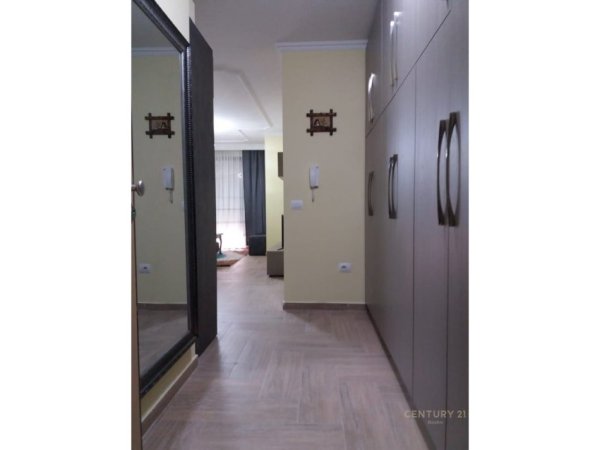 Tirane, jepet me qera apartament 1+1 Kati 2, 80 m² 800 € 