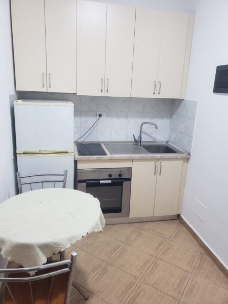 Tirane, jepet me qera apartament 1+1 Kati 1, 50 m² 350 € (Rruga Ali Visha)