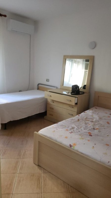 Tirane, jepet me qera apartament 1+1 Kati 1, 50 m² 350 € (Rruga Ali Visha)