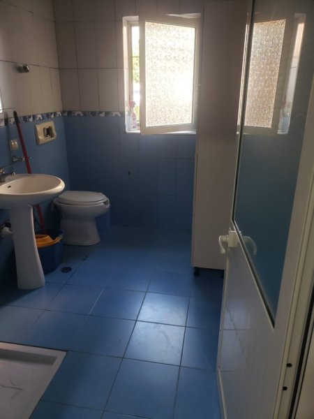 Tirane, jepet me qera apartament 1+1 Kati 1, 50 m² 350 € (Rruga Ali Visha)