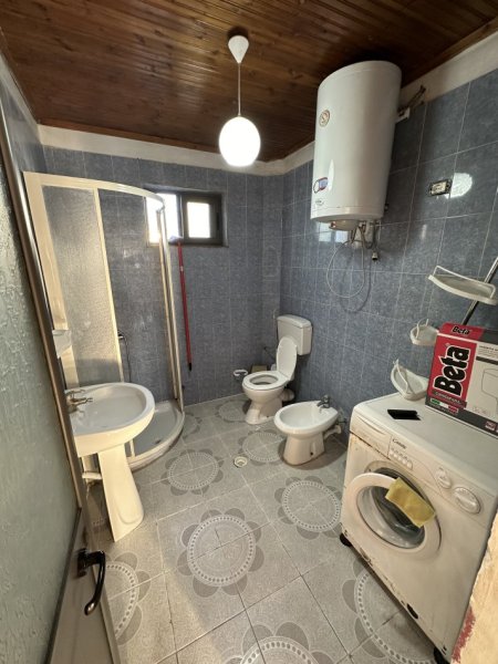 Tirane, jepet me qera shtepi 1+1+Ballkon Kati 3, 70 m² 400 € (Komuna e Parisit)
