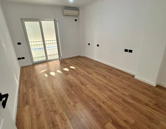Tirane, shitet apartament 2+1+Ballkon Kati 3, 100 m² 155.000 € (Rruga e Kavajes)