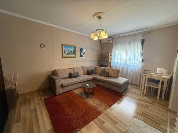 Tirane, shes apartament 1+1 Kati 3, 59 m² 128000€ (Prane pallatit me shigjeta)