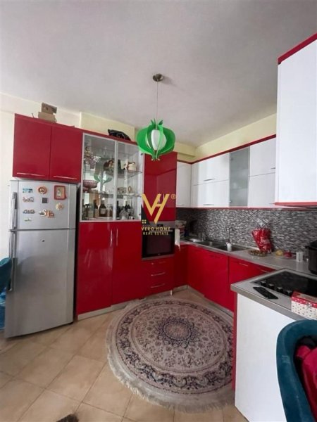 Tirane, jepet me qera apartament 1+1+Ballkon Kati 3, 73 m² 400 € (YZBERISHT)