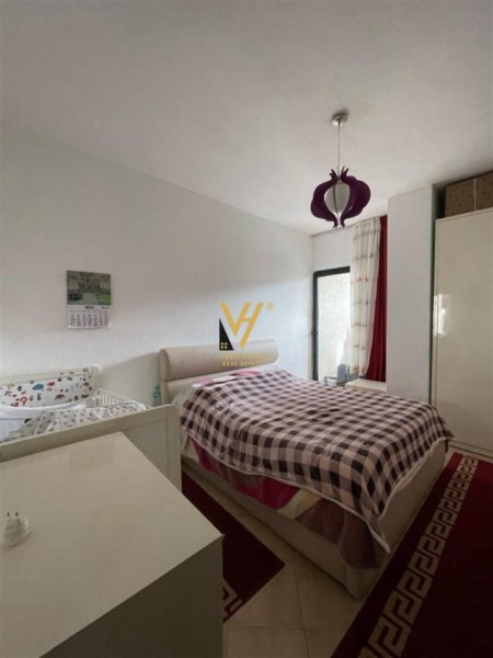 Tirane, jepet me qera apartament 1+1+Ballkon Kati 3, 73 m² 400 € (YZBERISHT)
