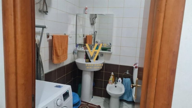 Tirane, jepet me qera apartament 1+1+Ballkon Kati 3, 73 m² 400 € (YZBERISHT)