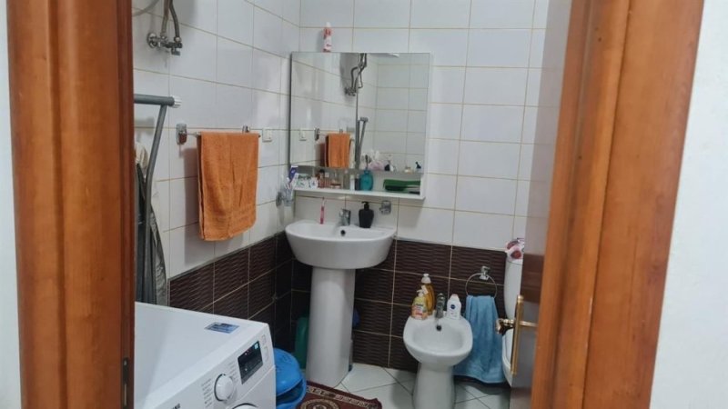 Tirane, jepet me qera apartament 1+1+Ballkon , 70 m² 400 € (Yzberisht , rruga Besim Alla)