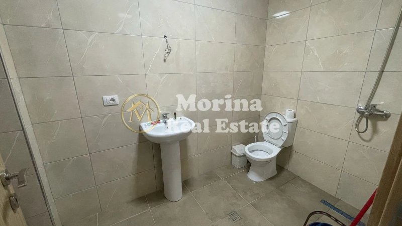Tirane, jepet me qera apartament 3+1 Kati 3, 113 m² 600 € (Rruga 5 Maji)