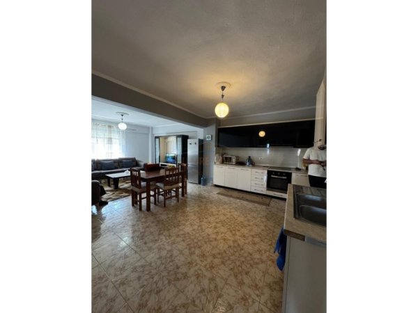 Shitet, Apartament 2+1 Laprake, Tiranë.