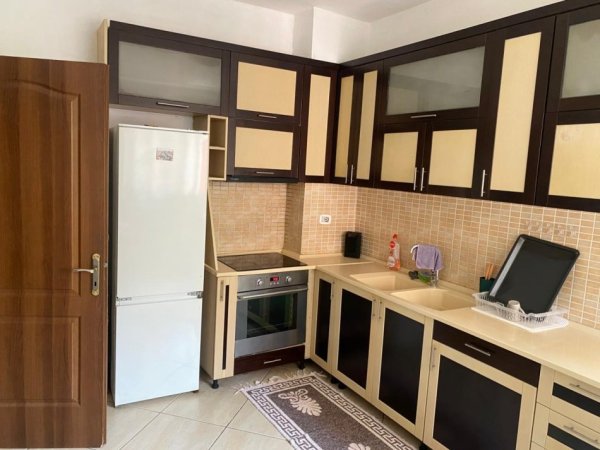 Tirane, jepet me qera apartament 2+1+Ballkon Kati 3, 115 m² 500 € (Fondacioni Eleonor)
