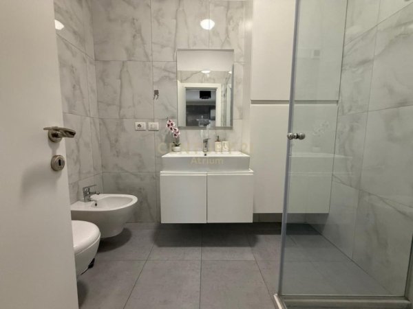 Tirane, jepet me qera apartament 2+1+Ballkon Kati 5, 90 m² 750 € (Materniteti i Ri)