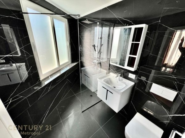 Tirane, jepet me qera apartament 2+1+Ballkon Kati 9, 100 m² 900 € (Rruga e Elbasanit)