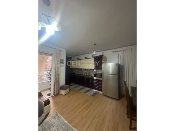 Tirane, jepet me qera apartament 2+1+Ballkon Kati 2, 100 m² 480 € (Njesia Bashkiake nr 12)