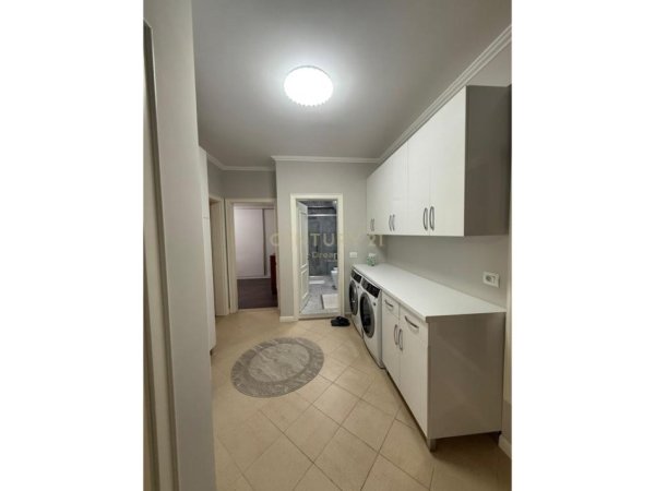 Tirane, jepet me qera apartament 2+1 Kati 4, 130 m² 1.000 € (Rruga e Barrikadave)