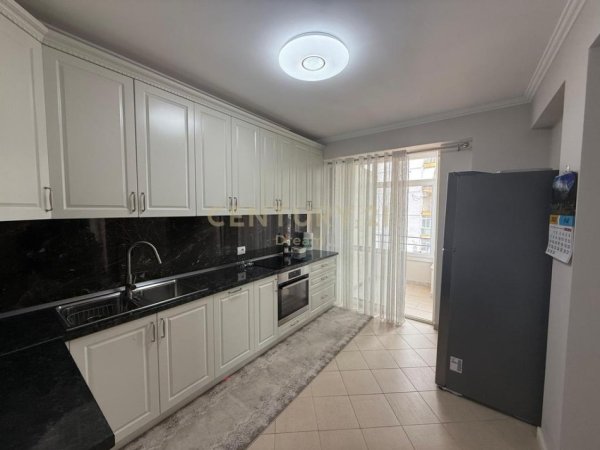 Tirane, jepet me qera apartament 2+1 Kati 4, 130 m² 1.000 € (Rruga e Barrikadave)