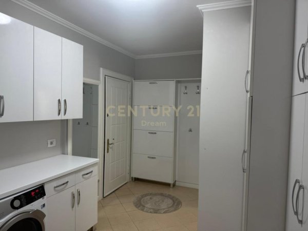 Tirane, jepet me qera apartament 2+1 Kati 4, 130 m² 1.000 € (Rruga e Barrikadave)
