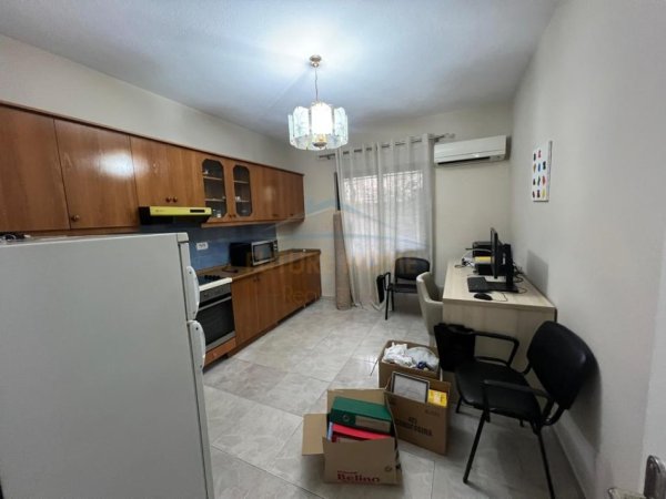 Tirane, jepet me qera 2 Katshe Kati 1, 1.200 € 