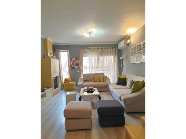 Tirane, jepet me qera apartament 2+1 Kati 2, 100 m² 550 € 