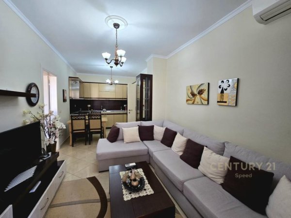 Tirane, jepet me qera apartament 2+1+Ballkon Kati 4, 98 m² 580 € 