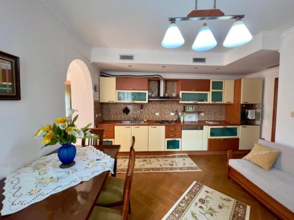 Tirane, jepet me qera apartament 2+1 Kati 4, 146 m² 800 € 