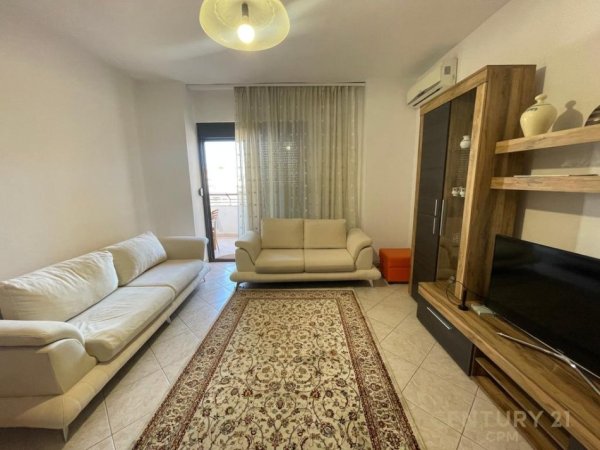 Tirane, jepet me qera apartament 2+1+Ballkon Kati 4, 103 m² 750 € 