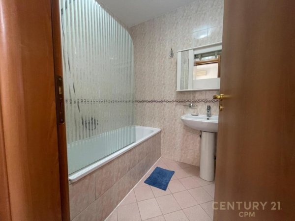 Tirane, jepet me qera apartament 2+1+Ballkon Kati 4, 103 m² 750 € 