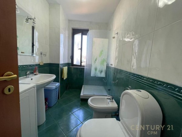Tirane, jepet me qera apartament 2+1+Ballkon Kati 4, 103 m² 750 € 