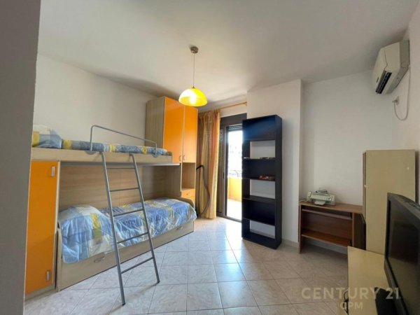 Tirane, jepet me qera apartament 2+1+Ballkon Kati 4, 103 m² 750 € 