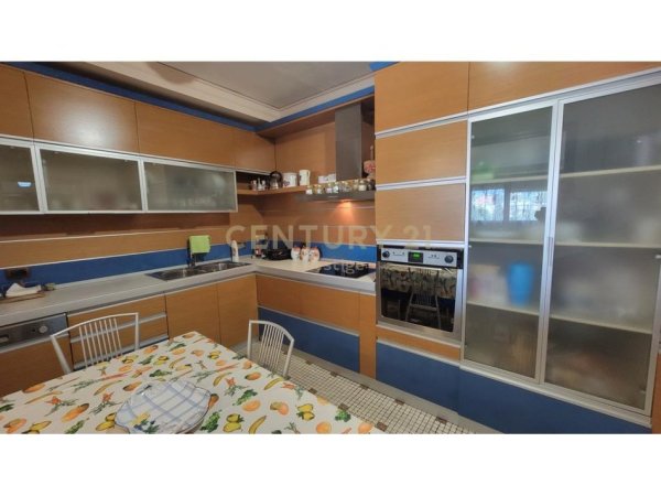 Tirane, jepet me qera apartament 3+1+Ballkon Kati 5, 160 m² 1.000 € (Rruga e Elbasanit)